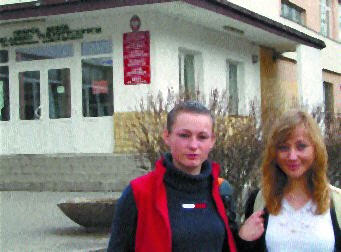 Ciężka o ucznia batalia, zdj. Gabriela Miodek. Marysia Klaper z Zakopanego (z lewej) i Kasia Tylek z Miętustwa wyboru szkoły dokonywały rok temu. Teraz uczą się w I klasie Technikum Hotelarskiego w Zakopanem. Długo nie szukały. Polegały na rekomandowaniu szkoły przez najbliższych. Marysia poszła za namową siostry, która kończyła tę szkołę i dostała się na studia. Kasia poszła za namową koleżanek.