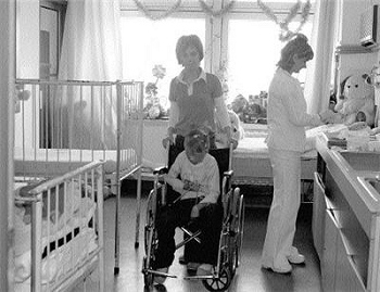Egzamin z życia, zdj. Jacek Kozioł. Mała Angelika i jej mama są wreszcie szczęśliwe.
